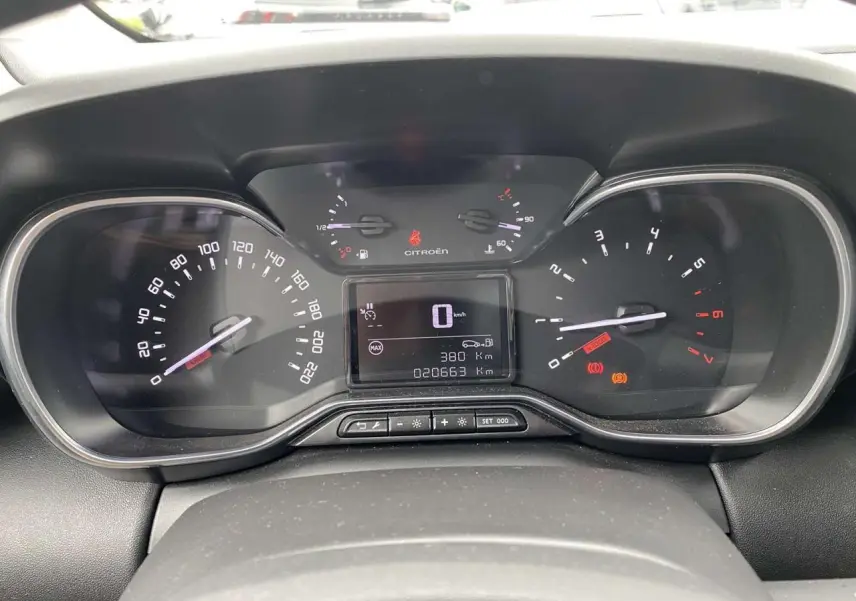 Vue rapprochée du tableau de bord noir du Citroën C3 Aircross 2020, affichant le compteur et l’ordinateur de bord.
