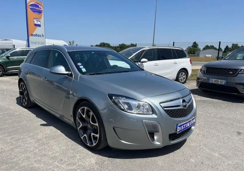 Opel Insignia Sports Tourer gris clair vue 3/4 avant droit avec jantes alliage léger 20'' à 5 branches OPC visibles.