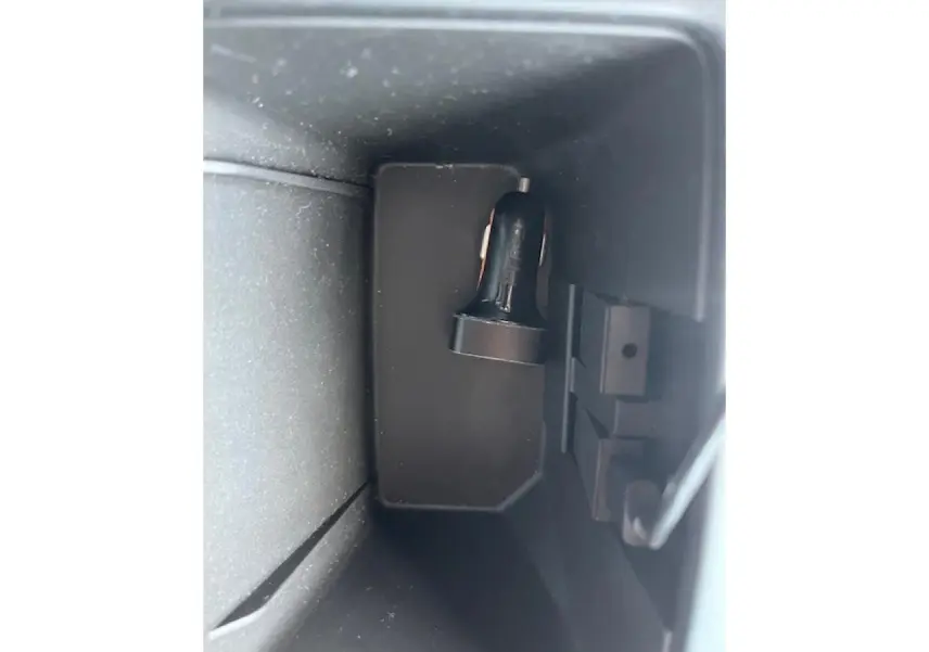 Gros plan sur la prise 12V située dans la console centrale arrière de l’Opel Insignia Sports Tourer gris clair.