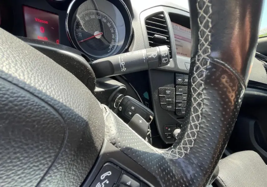 Vue intérieure rapprochée du volant en cuir perforé et du tableau de bord de l’Opel Insignia Sports Tourer 2011.