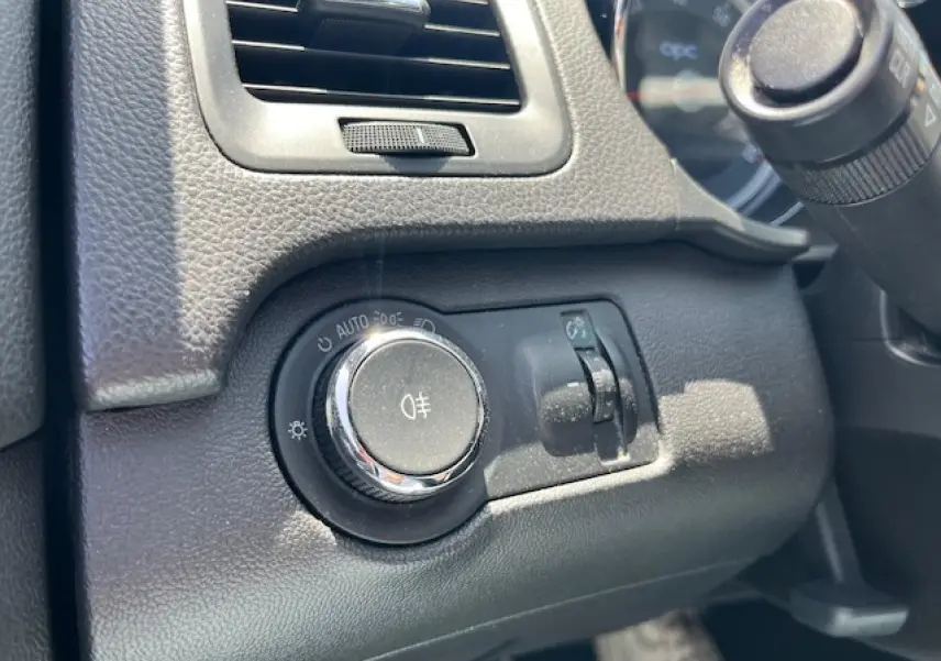 Gros plan sur le bouton de commande des feux et réglage de tableau de bord de l'Opel Insignia Sports Tourer 2011.