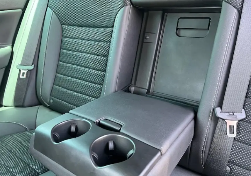 Détail de l'accoudoir arrière noir avec porte-gobelets déployé sur la banquette arrière de l'Opel Insignia Sports Tourer.
