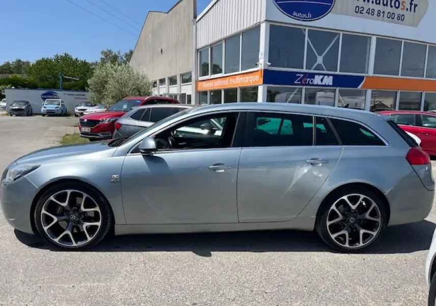 Vue latérale droite d’une Opel Insignia Sports Tourer gris clair 2011 avec jantes alliage léger 20'' à 5 branches 'OPC'.