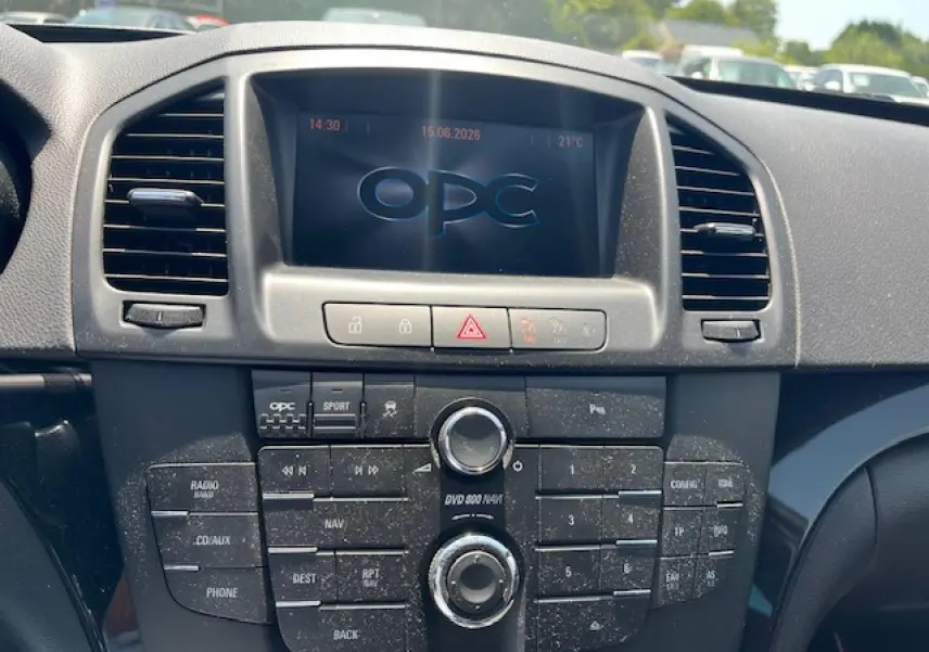 Vue rapprochée du tableau de bord de l’Opel Insignia Sports Tourer gris clair, mettant en valeur l’écran central OPC et les commandes du système multimédia.