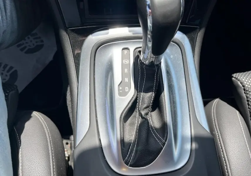 Le levier de vitesses automatique en cuir noir avec surpiqûres blanches dans l’habitacle d’une Opel Insignia Sports Tourer gris clair.