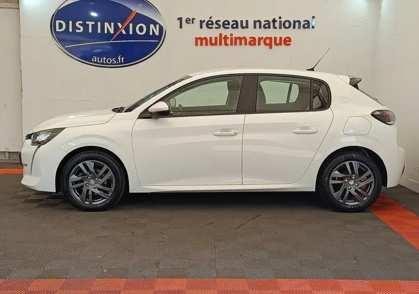 Profil droit d'une Peugeot 208 blanche 2021 PureTech 75 S&S Active Business, avec jantes alliage et feux arrière foncés.