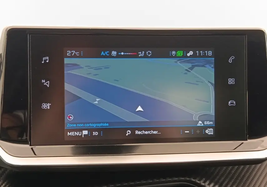 Écran tactile de navigation 7 pouces affichant une carte, tableau de bord noir avec finition carbone dans une Peugeot 208 blanche.