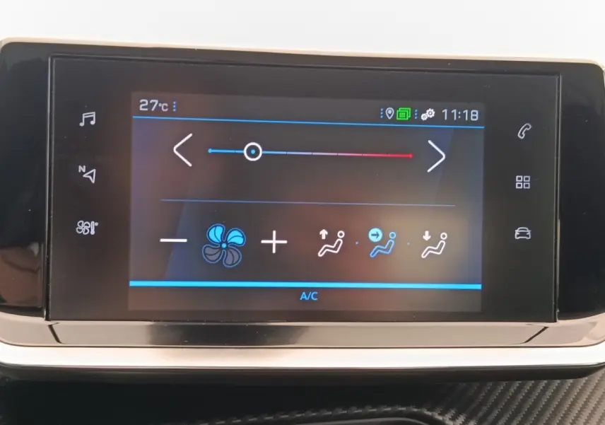 Écran tactile central de la Peugeot 208 blanc, affichant les réglages de la climatisation et de la ventilation.
