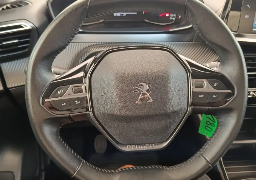 Vue rapprochée du volant cuir multifonctions noir de la Peugeot 208 PureTech 75 S&S Active Business 2021.