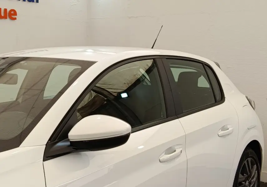 Vue côté gauche d'une Peugeot 208 blanche PureTech 75 S&S Active Business, avec rétroviseur et poignées assortis.