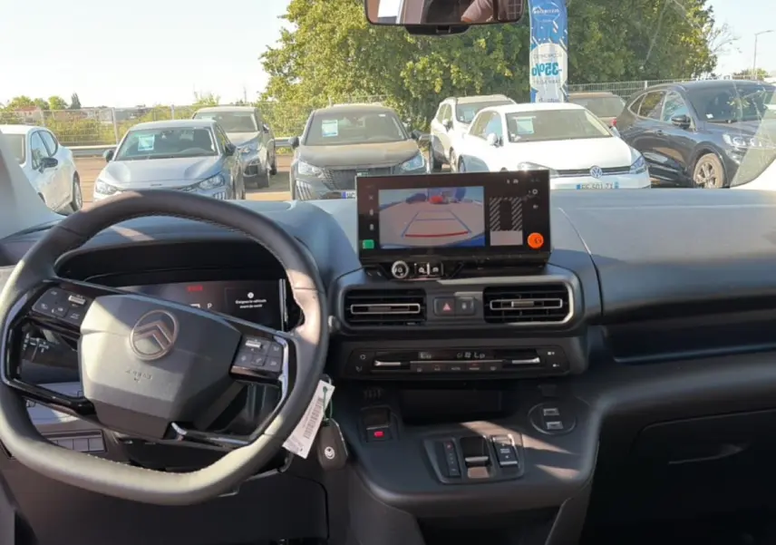 Vue intérieure du tableau de bord du Citroën Berlingo gris, avec écran tactile affichant la caméra de recul.