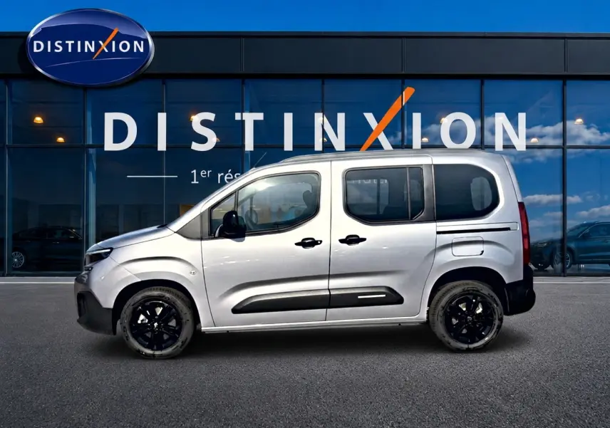 Profil droit du Citroën Berlingo N1 1.5 BlueHDi 130 gris acier avec jantes noires et protections latérales noires.