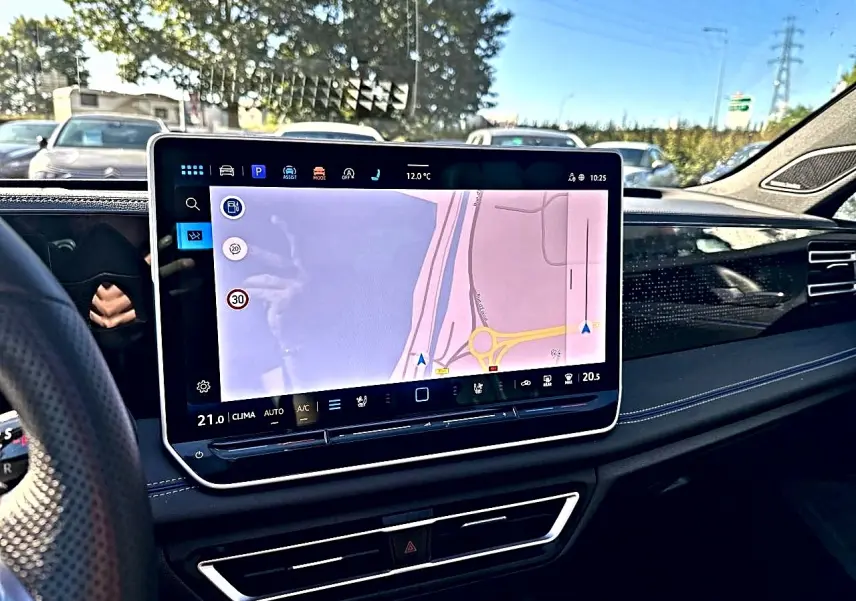 Vue intérieure du tableau de bord du Volkswagen Tiguan 2024 avec écran tactile GPS et finitions noires élégantes.