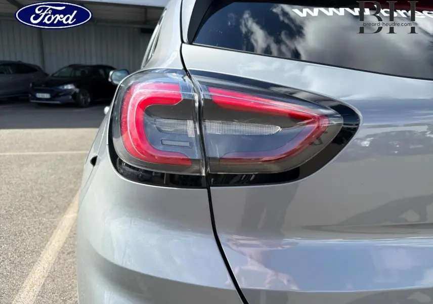 Gros plan sur le feu arrière gauche d’un Ford Puma 2024 gris Solar métallisé, mettant en valeur son design moderne.
