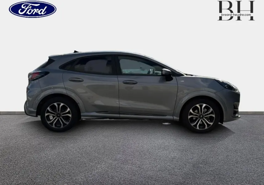 Vue de profil côté gauche du Ford Puma 2024 gris Solar métallisé avec jantes alliage et finition ST-Line.
