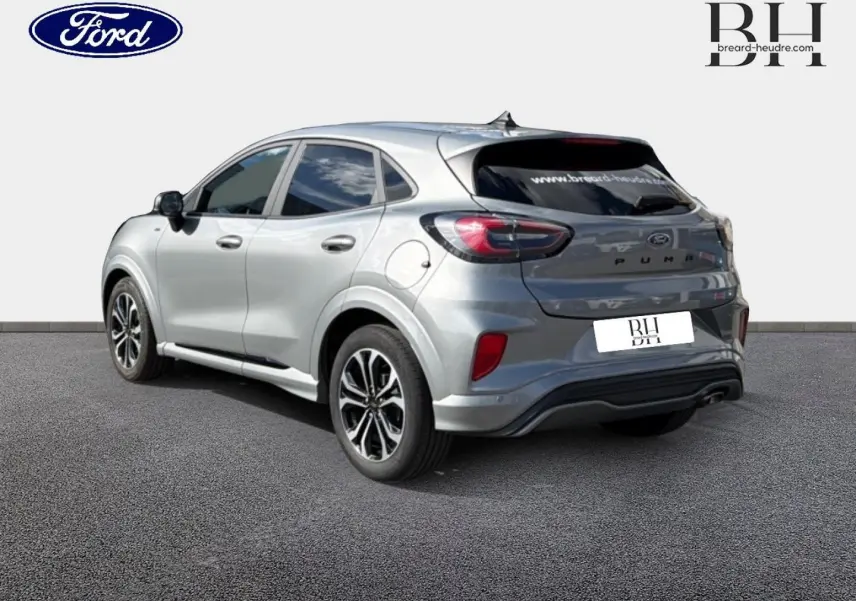 Vue 3/4 arrière droite du Ford Puma 2024 gris Solar Métallisé avec feux arrière LED et jantes alliage noires.