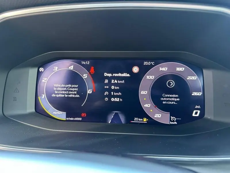 Tableau de bord numérique du SEAT LEON ST 2.0 TDI 2025 affichant compte-tours, vitesse et alertes en mode prêt au départ.