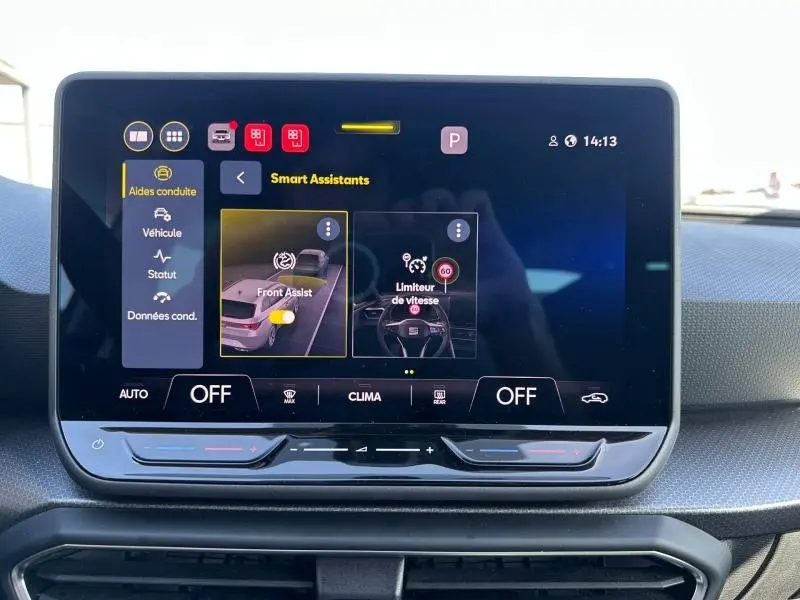 Écran tactile intérieur du SEAT LEON ST 2025 affichant les assistants de conduite, vue centrée sur la console centrale.