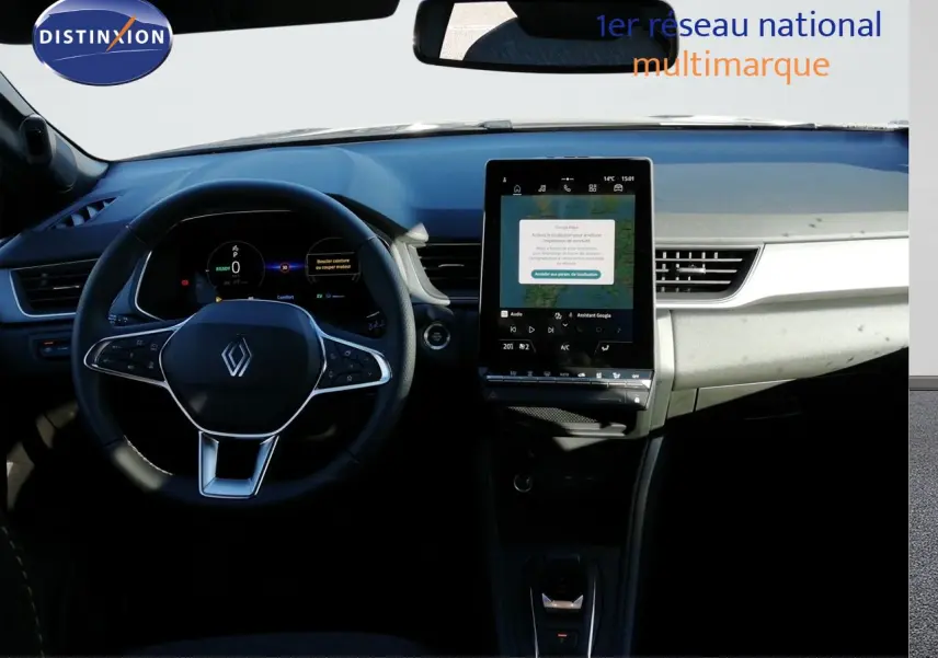 Vue intérieure du tableau de bord du Renault Captur E-Tech 2026, volant cuir noir et écran tactile central vertical.