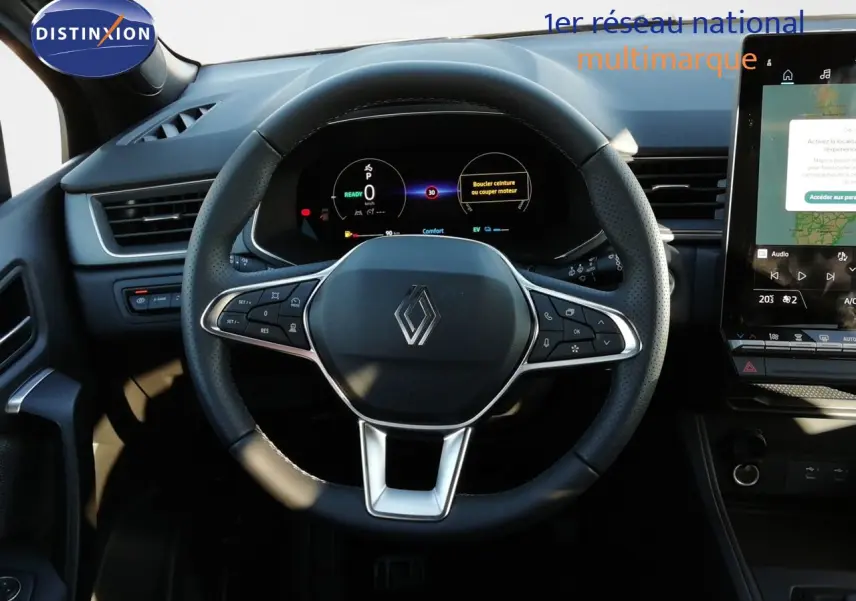 Vue intérieure centrée sur le volant multifonction du Renault Captur E-Tech 2026 avec tableau de bord numérique et écran tactile.