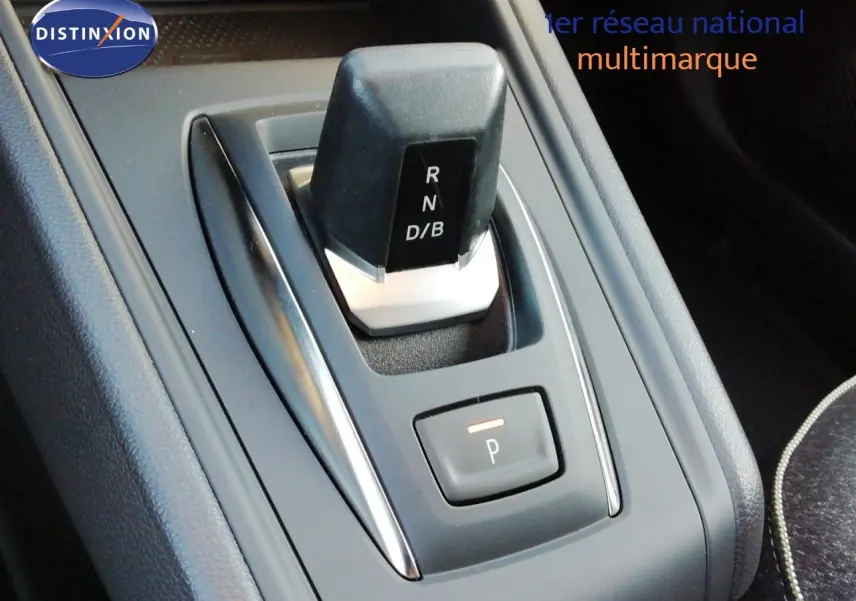 Gros plan sur la commande de boîte automatique noire du Renault Captur E-Tech 2026, avec bouton de parking éclairé.