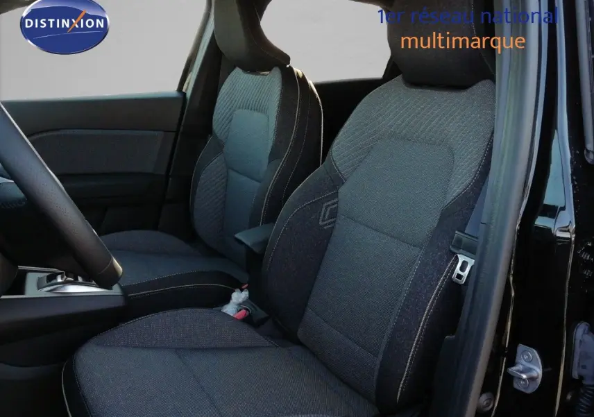 Vue intérieure côté conducteur du Renault Captur noir étoile métal, mettant en valeur les sièges en tissu gris foncé.