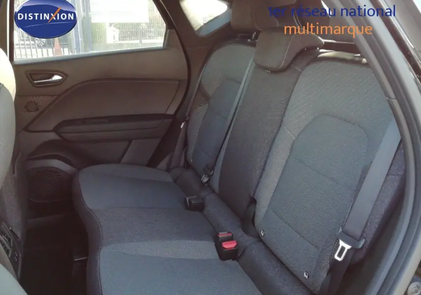 Vue intérieure côté droit des sièges arrière gris tissu du Renault Captur E-Tech Full Hybrid 2026.
