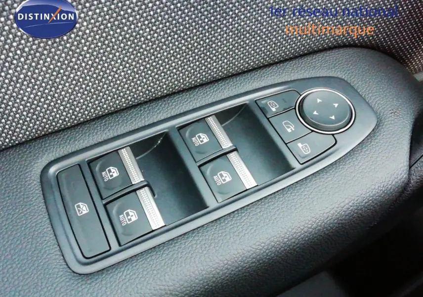 Gros plan sur les commandes des vitres électriques et rétroviseurs côté conducteur du Renault Captur noir étoile métal.