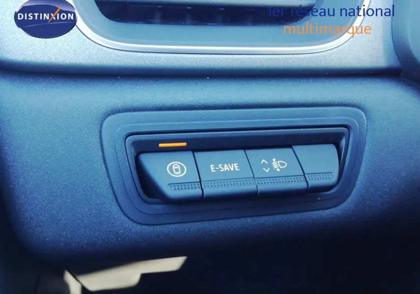 Gros plan sur les commandes E-SAVE et réglage des phares du tableau de bord du Renault Captur noir étoile métal 2026.