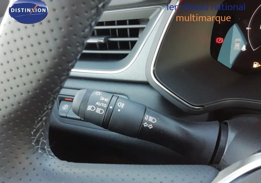 Gros plan sur la manette des phares et clignotants du tableau de bord d’un Renault Captur noir étoile métal.