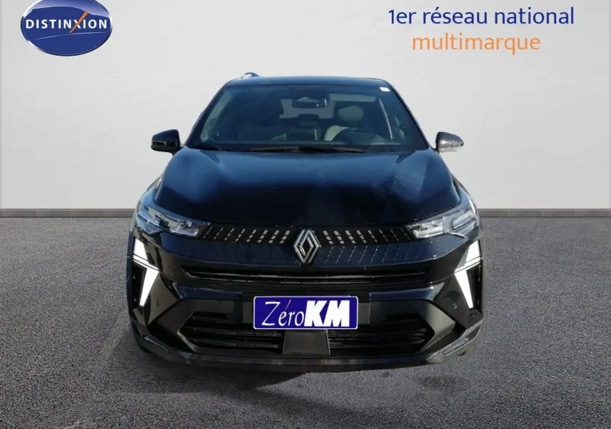 Vue de face du Renault Captur E-Tech Full Hybrid 160ch noir étoile métal avec éclairage LED distinctif allumé.