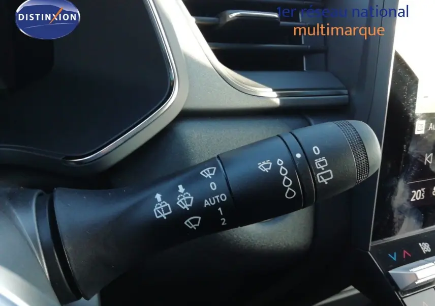 Gros plan sur la commande des essuie-glaces dans l’habitacle du Renault Captur noir étoile métal 2026.