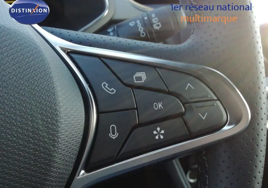 Détail des commandes au volant côté droit du Renault Captur noir étoile métal, version hybride 2026.