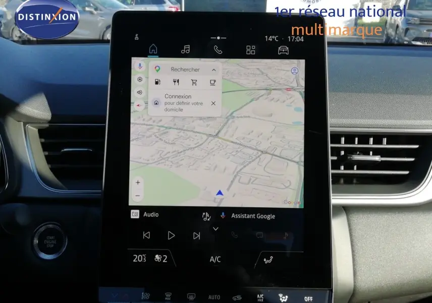 Vue rapprochée de l’écran tactile central du Renault Captur 2026 noir étoile métal affichant une carte GPS.