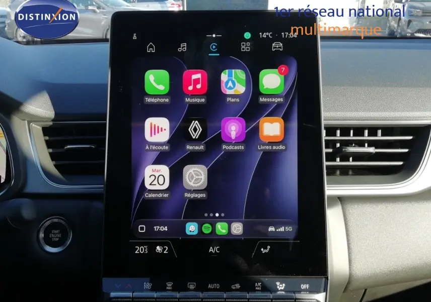 Vue intérieure centrée sur l’écran tactile du tableau de bord du Renault Captur noir étoile métal, affichant les applications connectées.