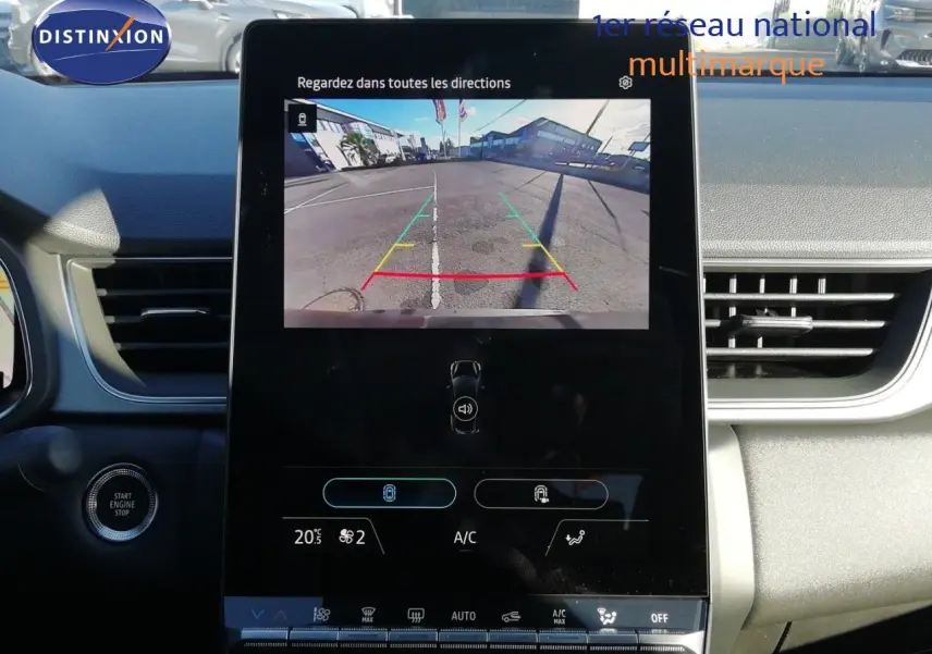 Écran central tactile du Renault Captur E-Tech 2026 montrant la caméra de recul, intérieur noir et gris.