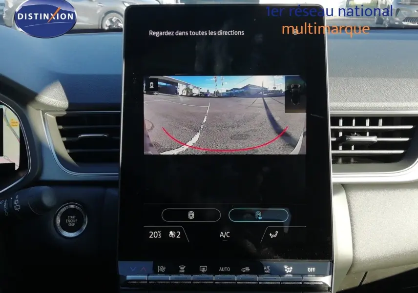 Vue intérieure centrée sur l'écran tactile affichant la caméra de recul du Renault Captur noir étoile métal 2026.