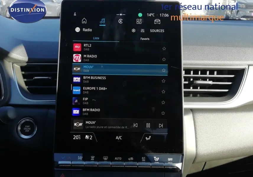 Vue intérieure centrée sur l'écran tactile du tableau de bord du Renault Captur noir étoile métal, affichant les stations radio.