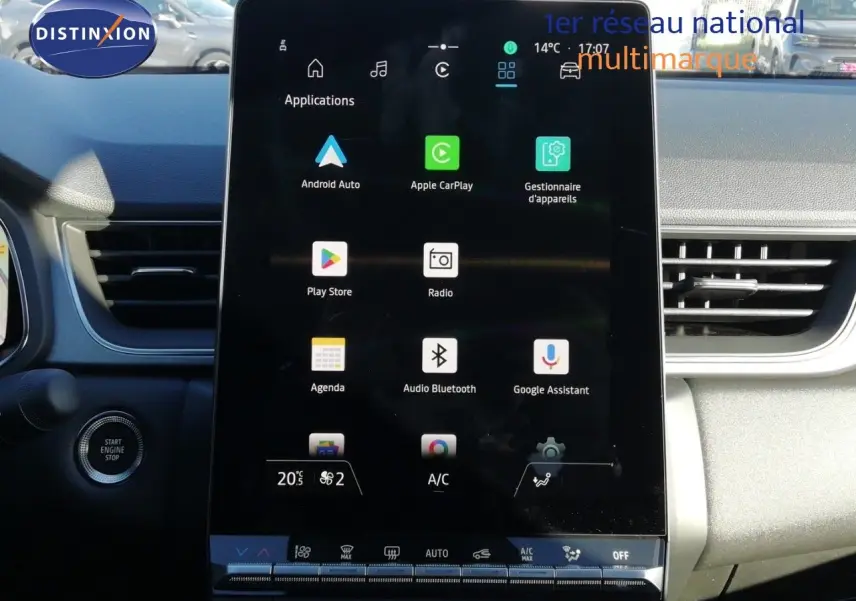 Vue rapprochée de l’écran tactile central du Renault Captur noir étoile métal, affichant les applications connectées.