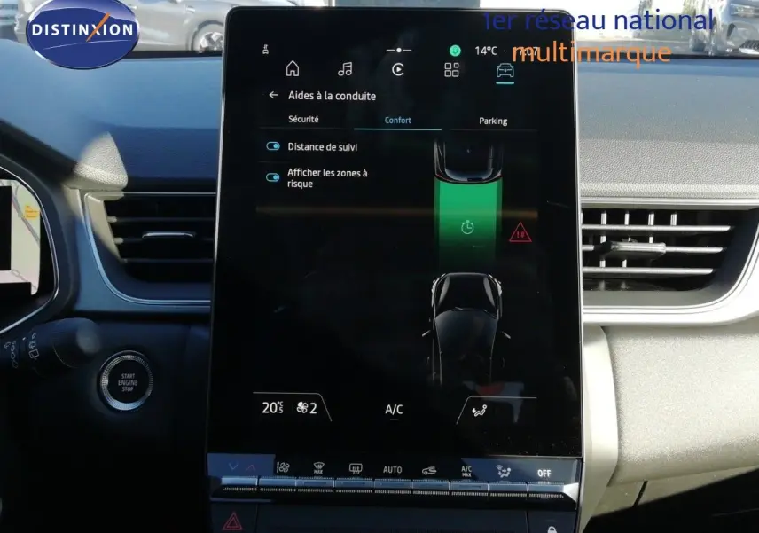 Vue rapprochée de l’écran tactile central du Renault Captur E-Tech 2026, affichant les aides à la conduite.