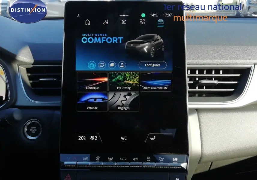 Écran tactile central du tableau de bord du Renault Captur noir étoile métal, affichant le mode de conduite Comfort.