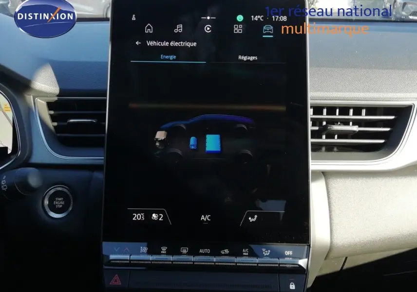 Vue rapprochée de l’écran tactile central du Renault Captur noir étoile métal, affichant les réglages énergie et climatisation.