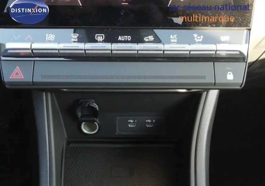 Vue rapprochée de la console centrale du Renault Captur noir étoile métal, montrant les commandes climatisation et ports USB.