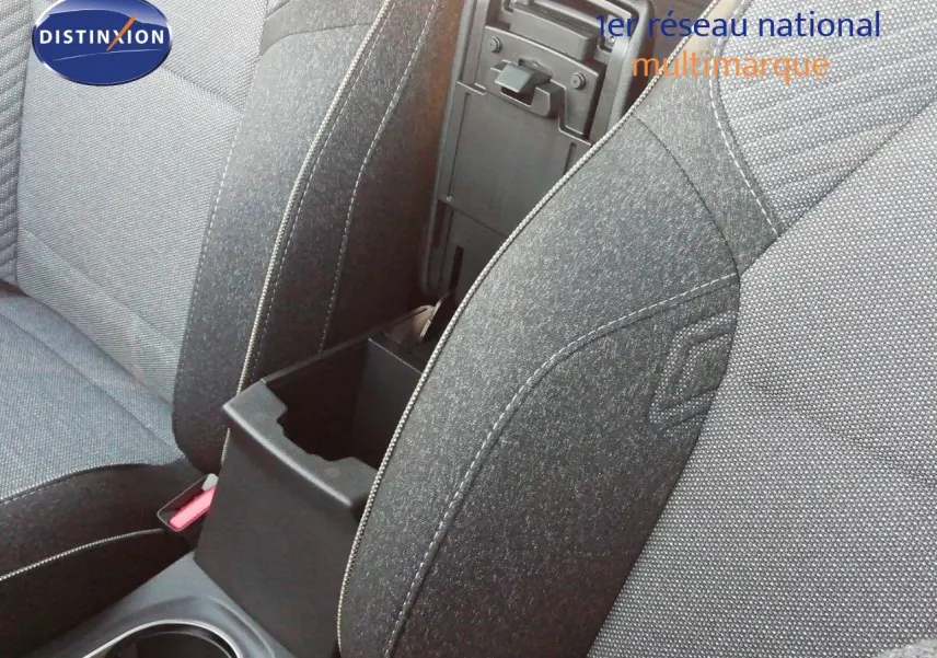 Gros plan sur l’accoudoir central ouvert et les sièges en tissu gris du Renault Captur E-Tech Full Hybrid 2026.
