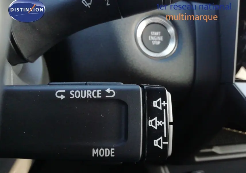Gros plan sur la commande au volant du Renault Captur 2026 noir étoile métal, avec bouton start engine stop visible.