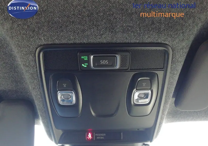 Plafonnier intérieur avec commandes d’éclairage et bouton SOS du Renault Captur E-Tech hybride noir étoile métal.