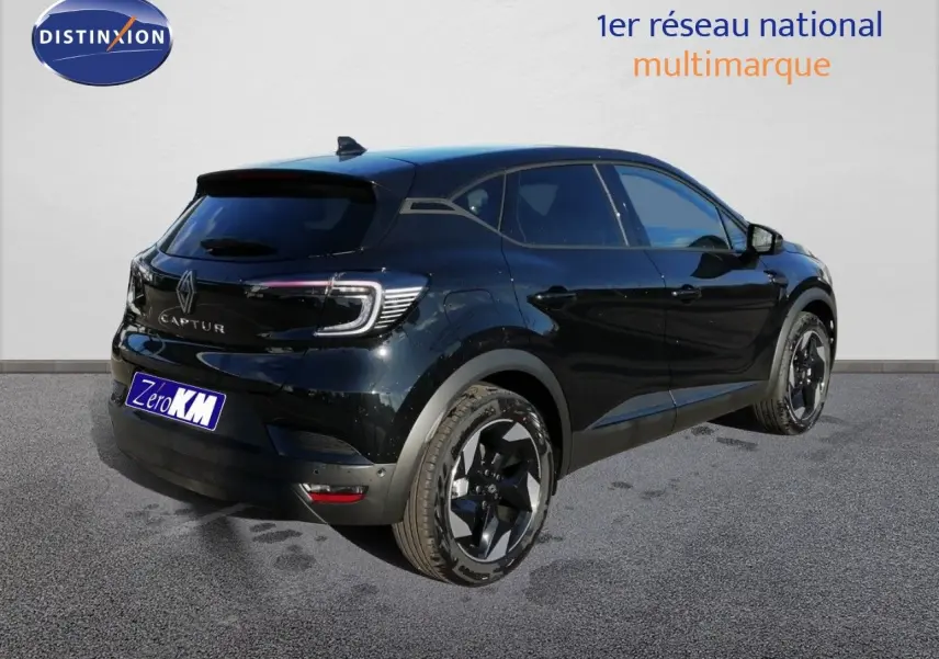 Vue 3/4 arrière droite du Renault Captur noir étoile métal avec jantes noires bicolores et vitres teintées.