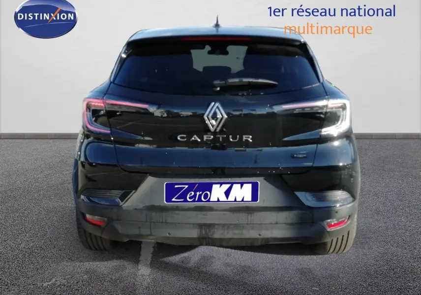 Vue arrière d'un Renault Captur noir étoile métal 2026 avec feux LED et logo central bien visibles.