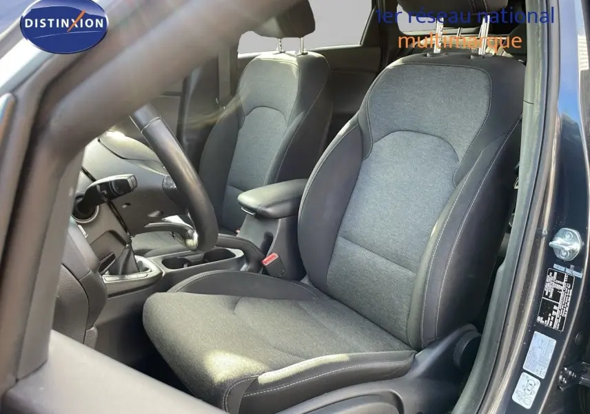 Intérieur de la Hyundai i30 SW 1.5T MHEV 160CH Play 2024, sièges tissu gris et noir côté conducteur ouvert.