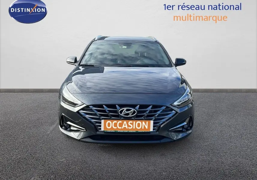 Vue frontale d'une Hyundai i30 SW 2024 en gris Dark Knight Metal avec calandre distinctive et phares LED.